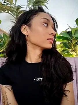 Snapshot of Leaberry chatting on November 2, 2025, 5:40 pm Leaberry online show from November 2, 2025, 5:40 pm