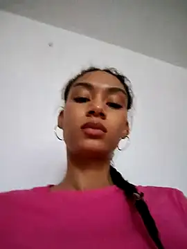 Snapshot of Leaberry chatting on October 12, 2025, 9:16 pm Leaberry online show from October 12, 2025, 9:16 pm