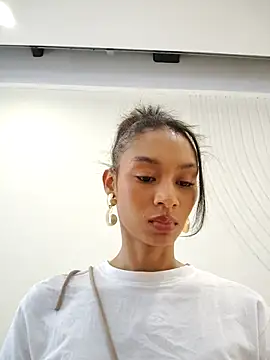 Snapshot of Leaberry chatting on November 19, 2025, 9:26 pm Leaberry online show from November 19, 2025, 9:26 pm