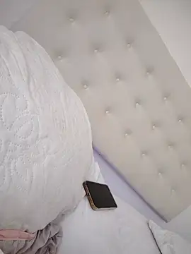 Snapshot of Leaberry chatting on October 18, 2025, 4:42 pm Leaberry online show from October 18, 2025, 4:42 pm