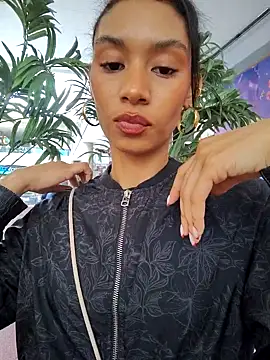 Snapshot of Leaberry chatting on November 18, 2025, 5:05 pm Leaberry online show from November 18, 2025, 5:05 pm