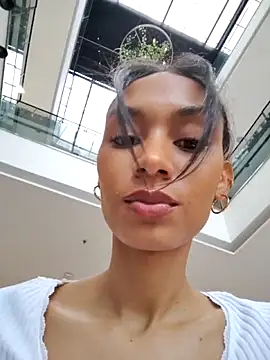 Snapshot of Leaberry chatting on October 10, 2025, 7:47 pm Leaberry online show from October 10, 2025, 7:47 pm