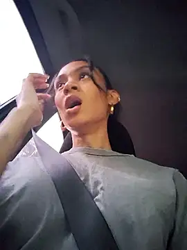 Snapshot of Leaberry chatting on November 8, 2025, 9:51 pm Leaberry online show from November 8, 2025, 9:51 pm