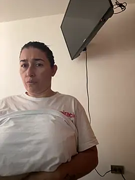 Snapshot of andreaisis2 chatting on April 8, 2026, 5:47 pm andreaisis2 online show from April 8, 2026, 5:47 pm