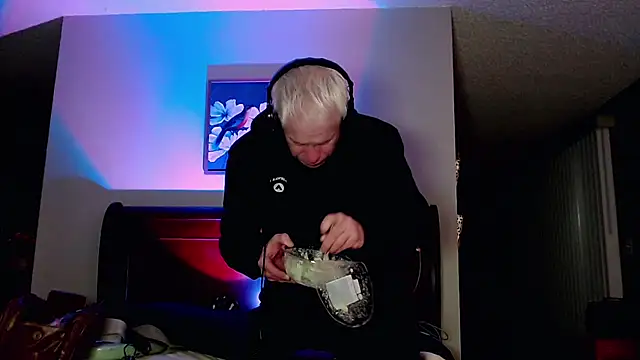 Snapshot of Snarfle82 chatting on November 13, 2025, 1:04 pm Snarfle82 online show from November 13, 2025, 1:04 pm