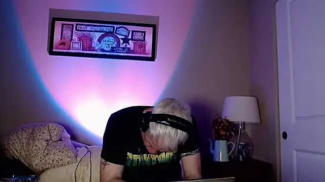 Snapshot of Snarfle82 chatting on November 17, 2025, 6:50 am Snarfle82 online show from November 17, 2025, 6:50 am