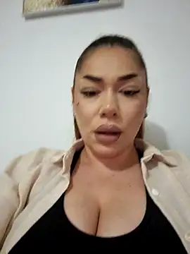 Snapshot of Ella_sweety chatting on July 17, 2026, 7:22 pm Ella sweety online show from July 17, 2026, 7:22 pm