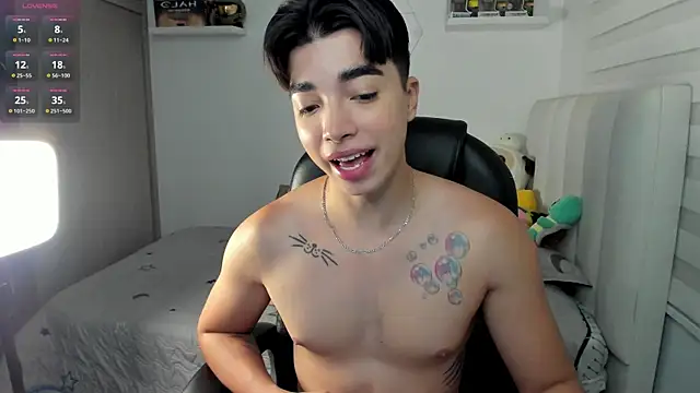 Snapshot of santy7v7 chatting on November 22, 2025, 1:10 pm santy7v7 online show from November 22, 2025, 1:10 pm