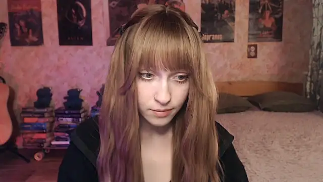 Snapshot of Friendly_Ellie chatting on April 15, 2026, 12:21 pm Friendly Ellie online show from April 15, 2026, 12:21 pm