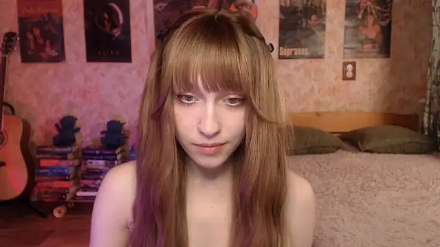 Snapshot of Friendly_Ellie chatting on April 19, 2026, 12:22 am Friendly Ellie online show from April 19, 2026, 12:22 am