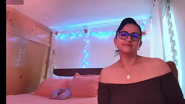 Snapshot of ISABEEL_SOFIA01 chatting on May 17, 2026, 11:43 am ISABEEL SOFIA01 online show from May 17, 2026, 11:43 am