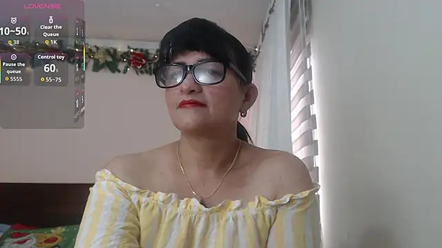 Snapshot of ISABEEL_SOFIA01 chatting on October 11, 2025, 1:56 pm ISABEEL SOFIA01 online show from October 11, 2025, 1:56 pm