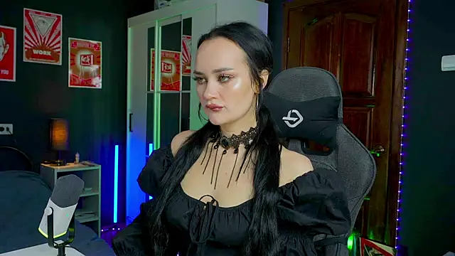 Snapshot of QueenAliss chatting on November 7, 2025, 5:56 am QueenAliss online show from November 7, 2025, 5:56 am