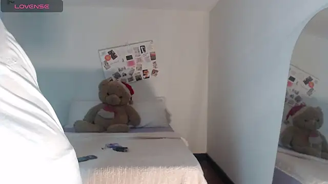 Snapshot of ValienteGirl_ chatting on December 1, 2025, 12:22 am ValienteGirl online show from December 1, 2025, 12:22 am