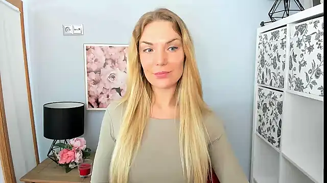 AulloraHoney online show from February 23, 2025, 9:33 am