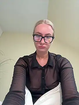 CutieEmy online show from May 12, 2026, 4:13 pm