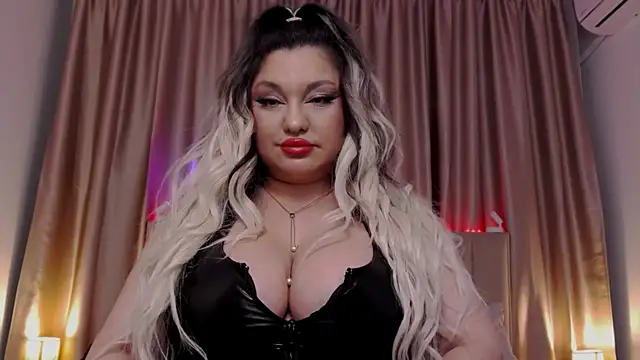 Snapshot of Larissa_K chatting on November 12, 2025, 7:40 pm Larissa K online show from November 12, 2025, 7:40 pm