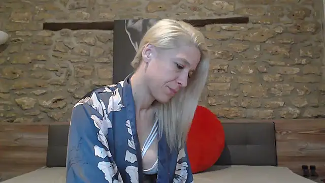 Naschkatze01 online show from February 3, 2026, 7:41 pm