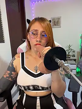 Luna Paris  online show from June 27, 2026, 8:15 pm