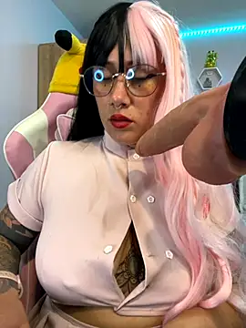 Luna Paris  online show from October 19, 2025, 8:33 pm