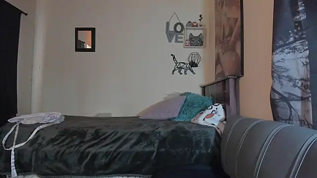 annyluna1 online show from April 8, 2026, 6:20 pm