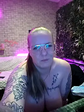 Snapshot of Melissa1994- chatting on May 8, 2026, 1:31 am Melissa1994- online show from May 8, 2026, 1:31 am