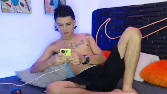 Snapshot of andersonZ998 chatting on October 28, 2025, 2:45 am andersonZ998 online show from October 28, 2025, 2:45 am