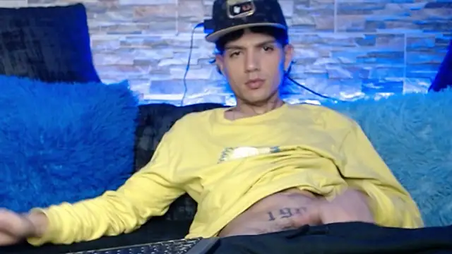 Snapshot of andersonZ998 chatting on March 20, 2025, 6:52 am andersonZ998 online show from March 20, 2025, 6:52 am