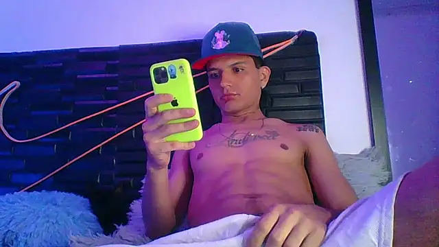 Snapshot of andersonZ998 chatting on October 16, 2025, 5:05 am andersonZ998 online show from October 16, 2025, 5:05 am