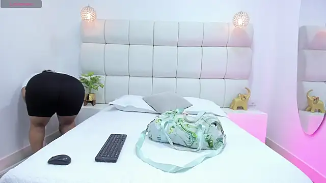 DanielleEvans  online show from November 15, 2025, 11:25 am