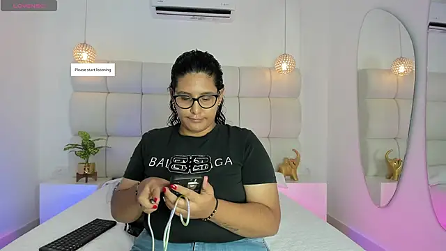 DanielleEvans  online show from November 22, 2025, 11:31 am