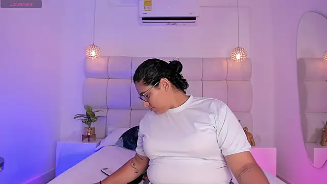 DanielleEvans  online show from November 25, 2025, 11:32 am