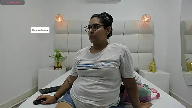 DanielleEvans  online show from November 29, 2025, 11:21 am