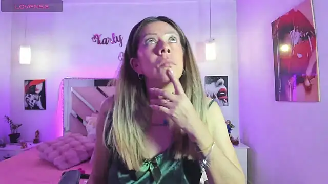 Snapshot of Karly_moon chatting on November 20, 2025, 5:19 am Karly moon online show from November 20, 2025, 5:19 am