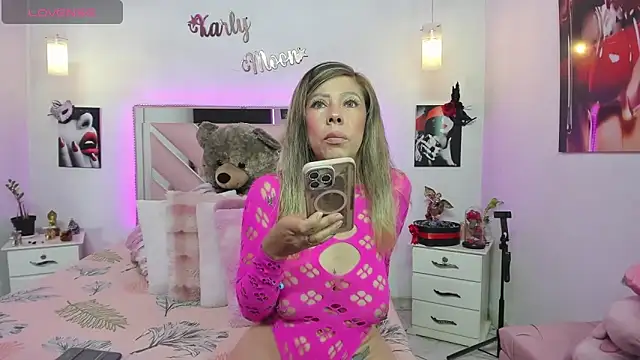 Snapshot of Karly_moon chatting on September 17, 2025, 8:11 pm Karly moon online show from September 17, 2025, 8:11 pm