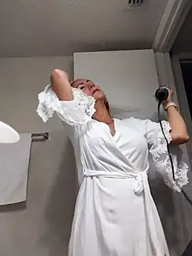 EvaRobinson online show from March 3, 2025, 12:01 am