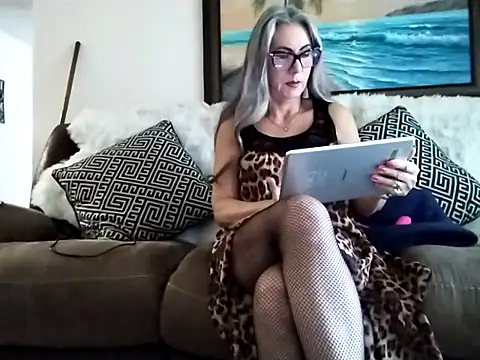 EvaRobinson online show from March 11, 2025, 8:20 pm