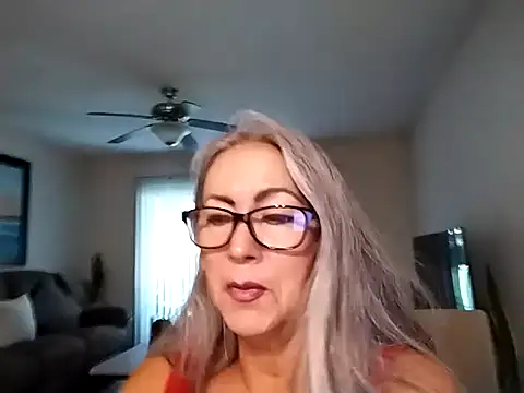 Snapshot of EvaRobinson chatting on June 10, 2026, 2:51 pm EvaRobinson online show from June 10, 2026, 2:51 pm