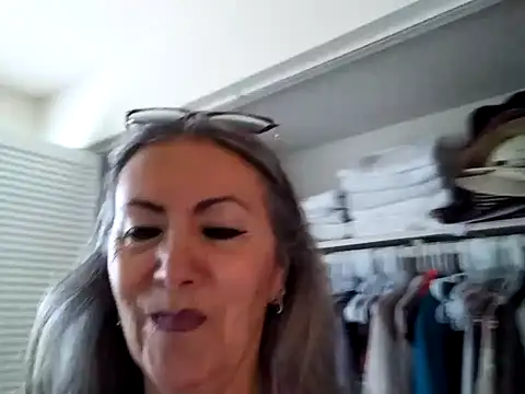 EvaRobinson online show from February 12, 2025, 9:01 pm