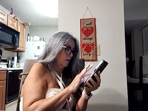 EvaRobinson online show from February 28, 2025, 1:47 am