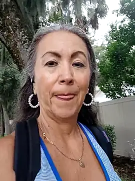 EvaRobinson online show from October 10, 2025, 3:35 pm