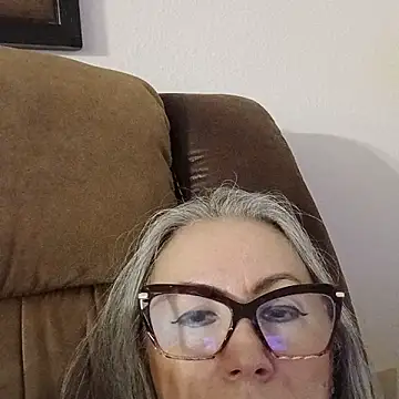 EvaRobinson online show from October 28, 2025, 11:25 pm