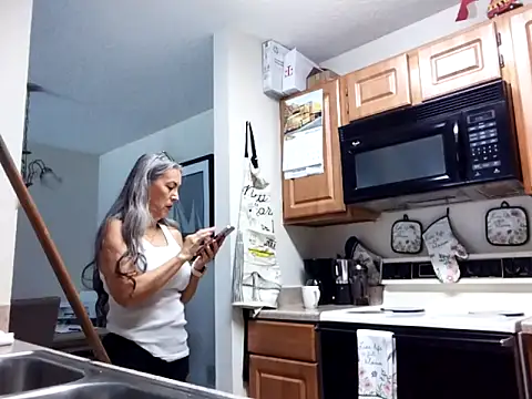 EvaRobinson online show from March 6, 2025, 8:05 pm