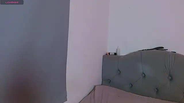 Snapshot of Red-moon1 chatting on October 22, 2025, 4:34 am Red-moon1 online show from October 22, 2025, 4:34 am