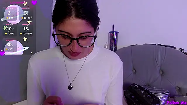 Snapshot of Red-moon1 chatting on October 17, 2025, 4:27 am Red-moon1 online show from October 17, 2025, 4:27 am