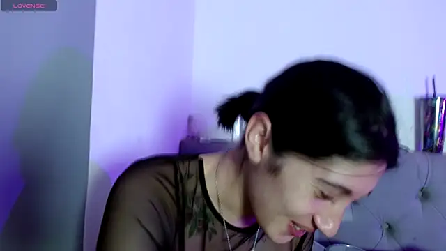 Snapshot of Red-moon1 chatting on November 5, 2025, 4:37 am Red-moon1 online show from November 5, 2025, 4:37 am