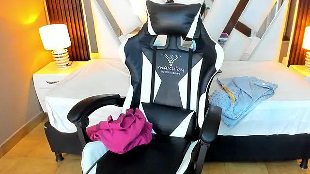 Snapshot of Linda4Petite chatting on October 8, 2025, 6:08 pm Linda4Petite online show from October 8, 2025, 6:08 pm