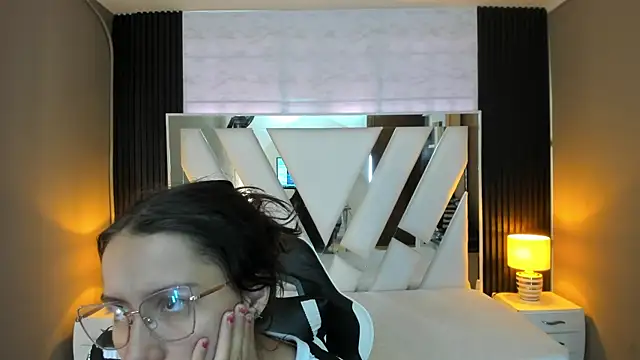 Snapshot of Linda4Petite chatting on December 14, 2025, 1:06 pm Linda4Petite online show from December 14, 2025, 1:06 pm