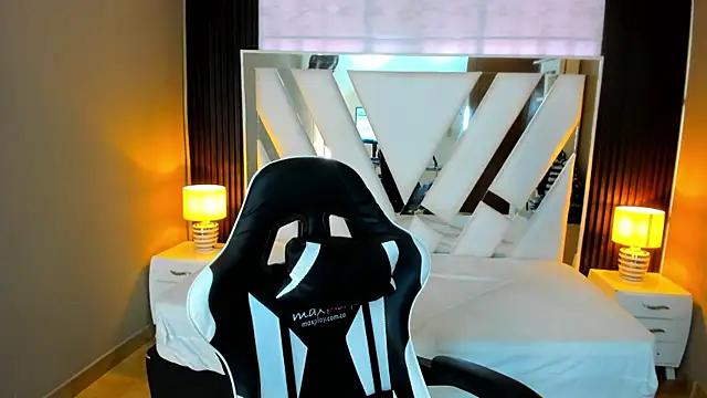 Snapshot of Linda4Petite chatting on November 9, 2025, 1:15 pm Linda4Petite online show from November 9, 2025, 1:15 pm