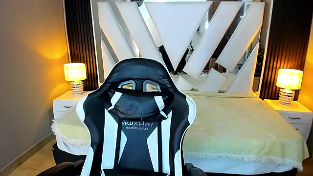 Linda4Petite online show from February 16, 2026, 6:06 pm